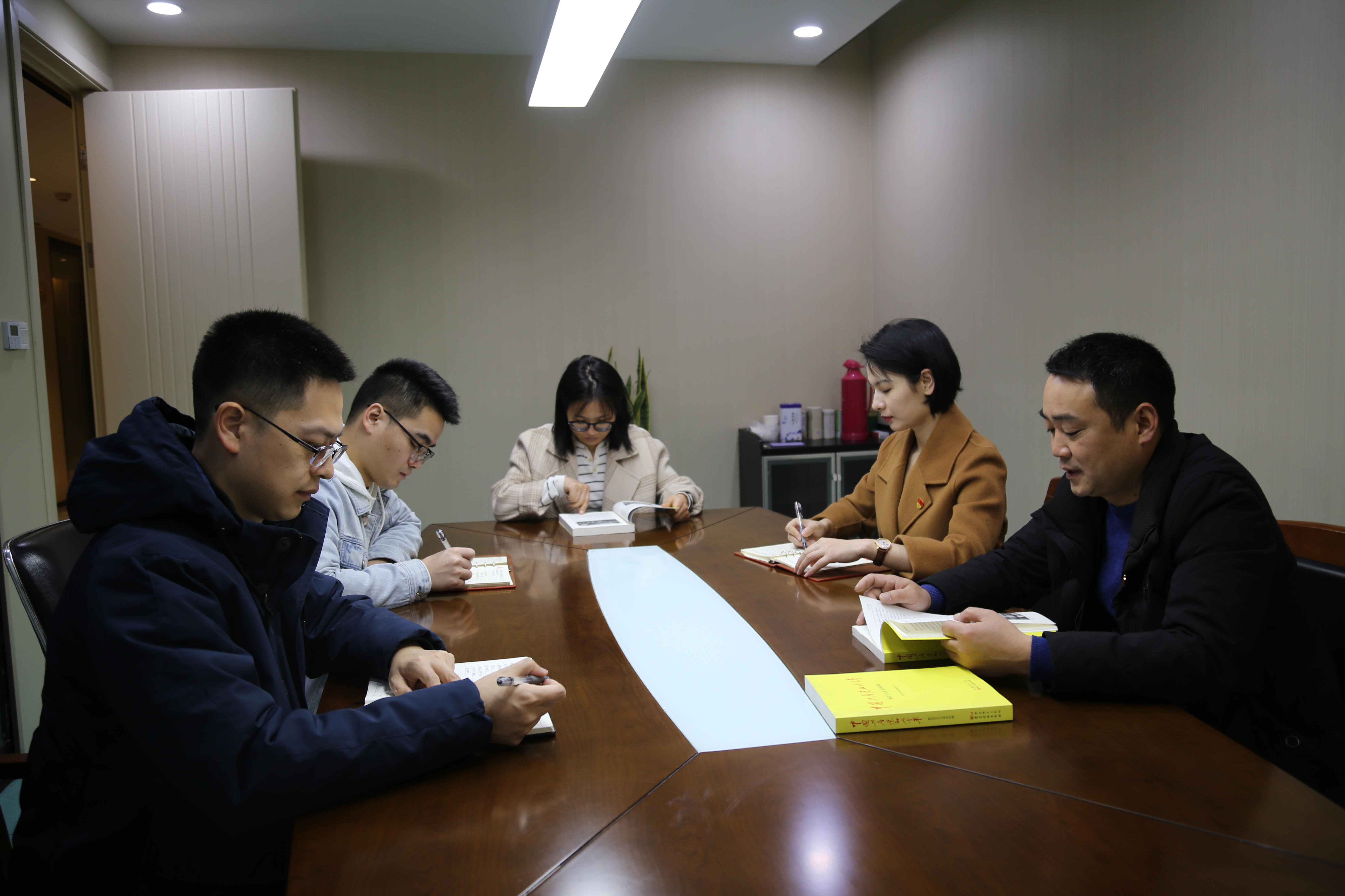 冶金物資組織學習《中國共產黨的九十年》